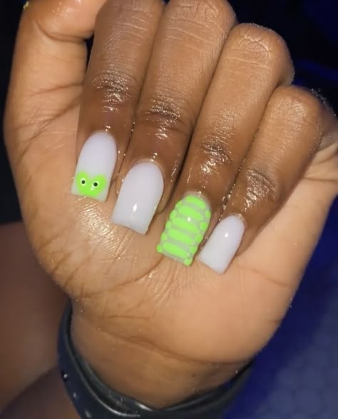 Nail Designs Short Nails French Tips, Back To School Nail Ideas Acrylic, Bday Nails For 13, Birthday Nails Green Short, Short Nail Designs Back To School, Short Dior Nails, Cute Nails No Charms, Short Nails Ideas Baddie, Gary Nails