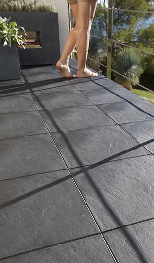 Faciles à poser, sur une terrasse ou sur un balcon : des dalles clipsables - 20 beaux carrelages pour une terrasse design - CôtéMaison.fr Outdoor Tile Patio, Balcony Tiles, Terrace Tiles, Easy Patio, Terrasse Design, Terrace Floor, Porch Tile, Concrete Patios, Exterior Tiles