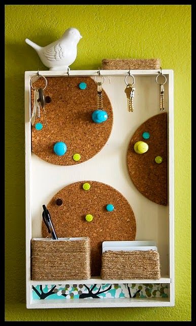 promemoria Kitchen Message Center, Family Message Center, Keys Storage, Key Holder Diy, Message Center, Old Picture Frames, Key Storage, Center Ideas, Mud Room