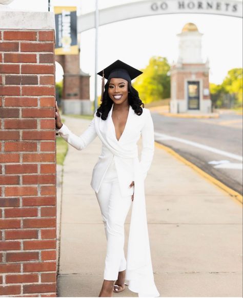 Grad Outfits College Pants, Business Suit Graduation Pics, College Graduation Suits Women, Graduation Outfit Ideas Pant Suit, Graduation Shoots Ideas, Graduation Pictures Suit Women, Graduation Suit Ideas For Women, Graduation Outfit Ideas Under Gown, Graduation Outfit Suit Women