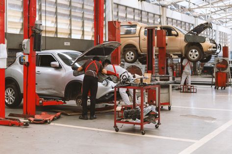 Interior of a car repair in garage servi... | Premium Photo #Freepik #photo #business #car #technology #shop Hydraulic Car Lift, Garage Lift, Garage Repair, Car Workshop, Luxury Garage, Car Repair Service, Auto Repair Shop, Garage Lighting, Service Station