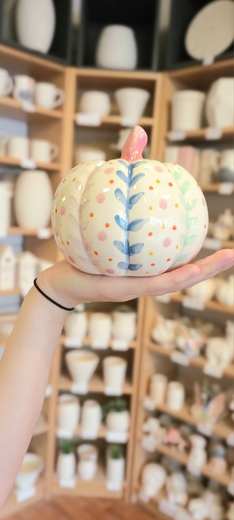 Pumpkin Pottery Painting Ideas, Ceramic Pumpkin Painting Ideas, Pumpkin With Leaves, Halloween Pottery, Pumpkin Pottery, Cup Painting, Pottery Painting Ideas, Bisque Pottery, Pumpkin Vase