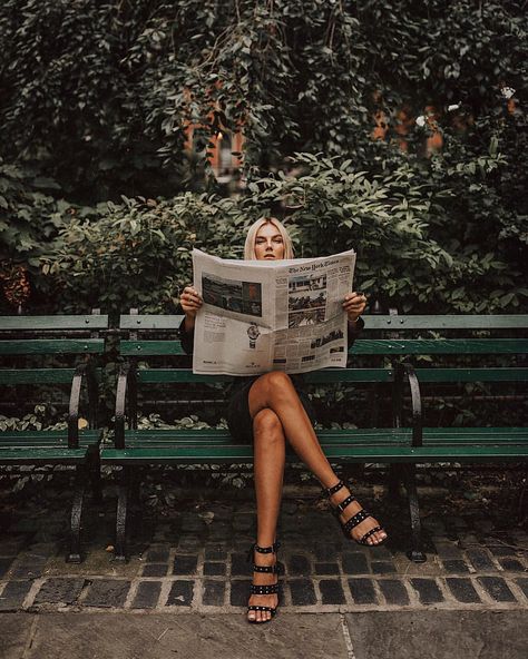 City Fashion Photography, Reading A Newspaper, Fashion Fotografie, Nyc Photoshoot, Sitting On A Bench, City Shoot, Bench Diy, Shotting Photo, Photoshoot Idea