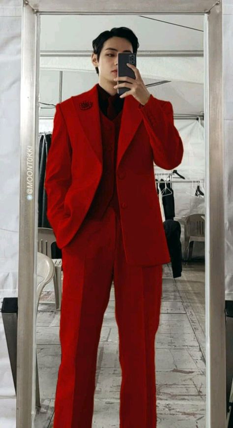 8th Grade Graduation Outfit Ideas, Graduation Outfit Ideas High School, Men Graduation Outfit, Dark Red Suit, Graduation Outfit Ideas, Outfit Ideas Men, Grad Outfits, Prom Suits, Red Suit