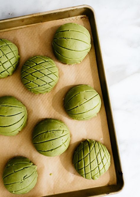 Matcha Melon Pan (Japanese Sweet Bread Buns) Asian Bread Recipe, Matcha Bread, Melon Pan, Melon Bread, French Dessert Recipes, Asian Candy, Bread Buns, Coffee Bread, Baking Buns