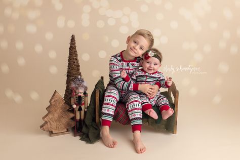 Christmas Mini Shoot, Newborn Christmas Photos, Christmas Session, Christmas Photo Shoot, Mini Session Ideas, Xmas Photos, Christmas Portraits, Christmas Mini Sessions, Christmas Shoot