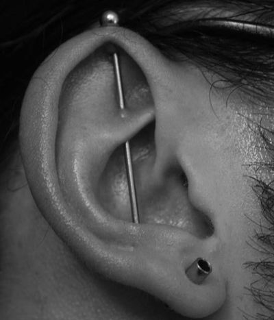 Piercings On Guys, Industrial Piercing Men, Vertical Industrial Piercing, Weird Piercings, Vertical Industrial, Ear Project, Men's Piercings, Cool Ear Piercings, Pretty Ear Piercings