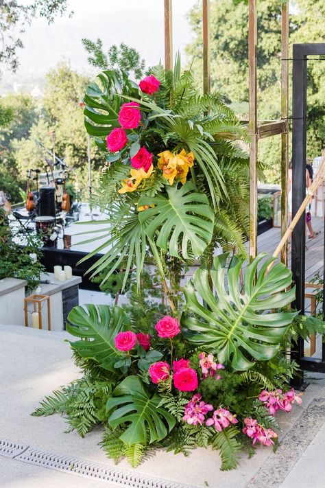 Tropical Back Drop Ideas, Luxury Luau Party, Polynesian Decorations Party, Luau Flower Centerpieces, Tropical Glam Decor Party, Hawaiian Floral Arrangements, Tropical Party Decorations Elegant, Upscale Luau Party, Florida Party Theme