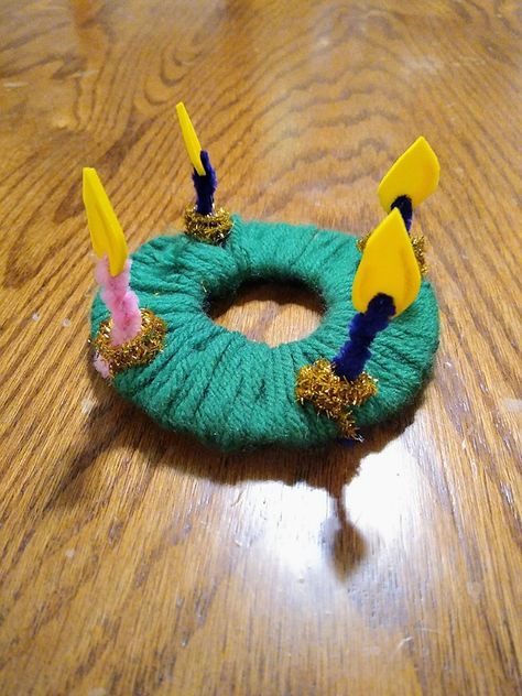 Advent Wreaths For Kids, Advent Wreath For Kids, Advent Wreath Craft For Kids, Catholic Advent Wreath, Advent Wreath Diy, Yarn Crafts For Kids, Advent Crafts, Kids Wraps, Wreath Drawing