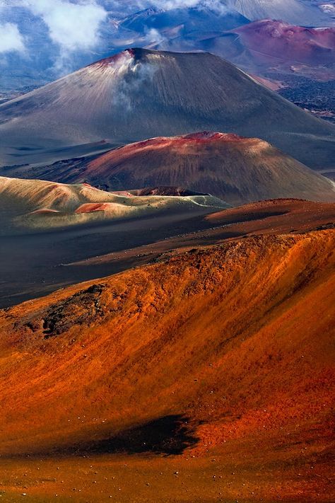 Haleakala Crater, Maui, Hawaii. Don't do the sunrise drive - you'll be driving in the dark and it is cold up there. If you leave early in the morning, you'll get a scenic drive and a much less crowded tourist attraction. Beautiful Volcano, Haleakala Crater, Volcano Photos, Beautiful Hawaii, Haleakala National Park, Hawaii Trip, Landscape Quilts, Vacation Villas, Landscape Scenery