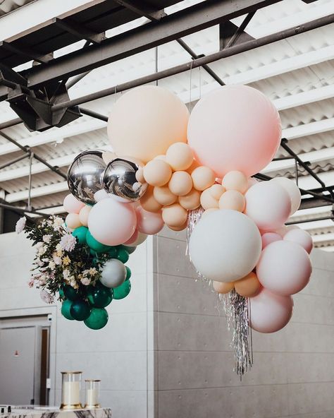 Fancy Schmancy Balloon Co. on Instagram: “Floating flowers and big balloons … what more could you really need? ⠀⠀⠀⠀⠀⠀⠀⠀⠀ We had a ball(oon) styling @therefinery__ with our pals…” Hanging Balloons, The Refinery, Balloon Clusters, Floating Balloons, Balloon Installation, Big Balloons, Floating Flowers, Planning Inspiration, Wedding Balloons