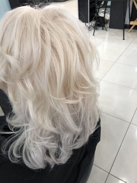 Bleached Platinum Hair, Full Blonde Dyed Hair, Platinum Blonde Layers, Platinum Blonde With Layers, Blonde Cream Hair, Medium Length Platinum Blonde Hair With Layers, White Hair Haircut, Platinum Cool Blonde Hair, Shaggy Platinum Blonde Hair