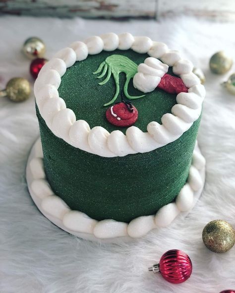 Grinch Themed Cake, Grinch Cake Ideas, Grinch Christmas Cake, Green Christmas Cake, Grinch Cakes, Christmas Cupcake Cake, Grinch Cake, Minimalist Cake, Christmas Themed Cake