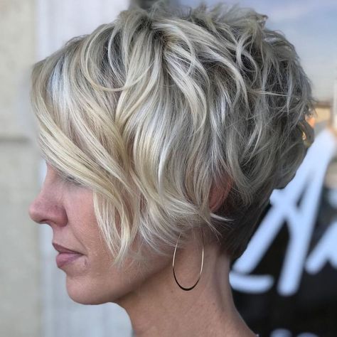 Messy Asymmetrical Pixie Cut Longer Pixie Haircut, Side Parting, Long Pixie Hairstyles, Pixie Bob Haircut, Asymmetrical Pixie, Blonde Pixie Hair, Short Blonde Haircuts, Blonde Pixie Haircut, Blonde Pixie Cuts