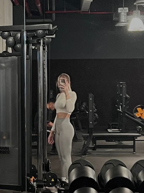 Blonde Fitness Aesthetic, Blonde Gym Girl Aesthetic, Blonde Gym Girl, Knee Fat Workout, Blonde Fitness, Knee Fat, Gym Vibes, Abigail Cowen, Inspo Pictures