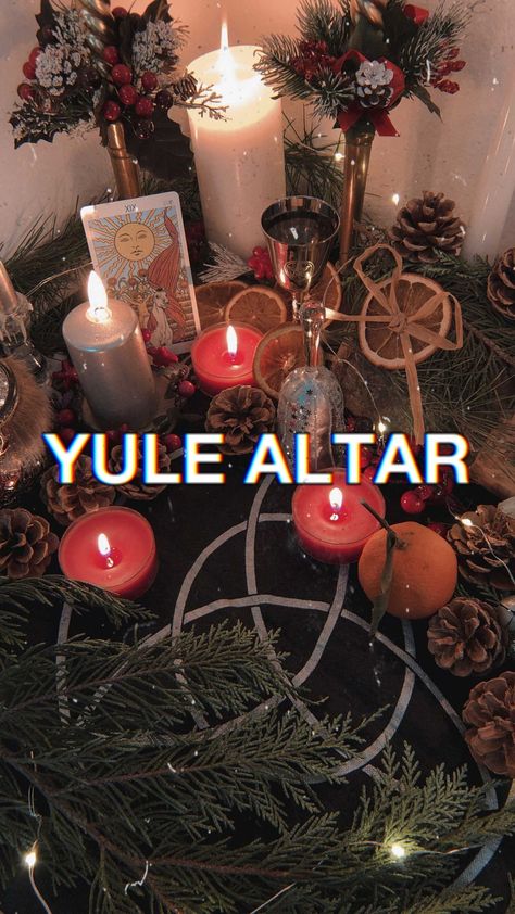 Winter Solstice Altar Ideas, Yule Altar Ideas Winter Solstice, Yule Altar Winter Solstice, Winter Solstice Altar, Yule Altar Ideas, Yule Log Decoration, Yule Alter, Pagan Solstice, Winter Altar