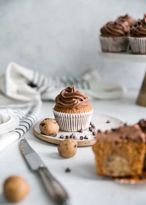 Mini Cakes Photography, Sweet Photography Ideas, Photographing Baked Goods, Cupcake Food Styling, Baked Goods Photoshoot Ideas, How To Photograph Baked Goods, Pictures Of Baked Goods, Baked Goods Photography Food Styling, Photography Ideas With Paper