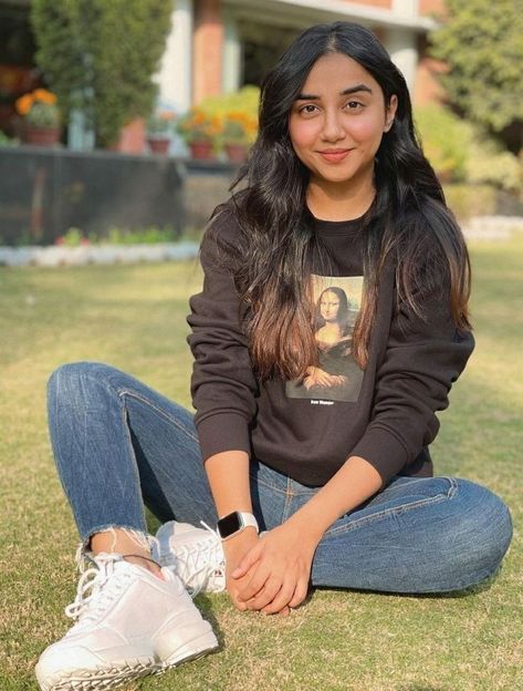 Shoot of Prajakta Koli Prajakta Koli, Photo Mannequin, Look Formal, Casual College Outfits, Stylish Photo Pose, Model Poses Photography, Casual Day Outfits, Fashion Photography Poses, Photography Poses Women