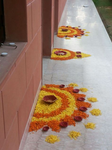 Drawing Rangoli, Diwali Decoration Lights, Floral Rangoli, Latest Rangoli Designs, Simple Flower Rangoli, Flower Petal Art, Simple Rangoli Designs, Home Flower Decor, Rangoli Designs Simple Diwali