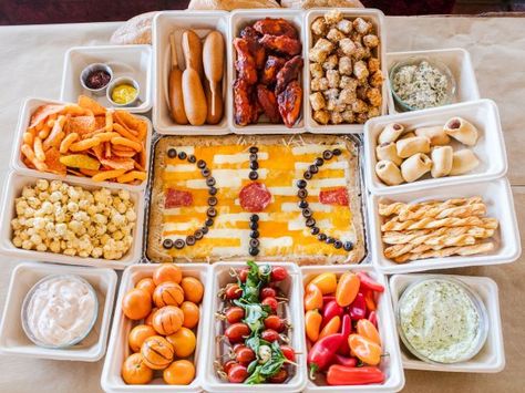 Basketball Snack Stadium with a pizza center court. Food photography and recipes by Jackie Alpers for FoodNetwork.com #snackstadium March Madness Food, Basketball Snacks, Healthy Football, Stadium Food, March Madness Parties, Snack Stadium, Sports Snacks, Healthy Superbowl, Vegetable Dips