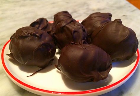 Candy making is a lost art, but that wasn't the case in the early 1900s when candy (think fudge, divinity, toffee) was commonly made i... Opera Fudge Recipe, Opera Fudge, Edible Christmas Gifts, Cream Candy, Oreo Truffles, Cake Blog, Ice Cream Candy, German Chocolate Cake, Fudge Recipe