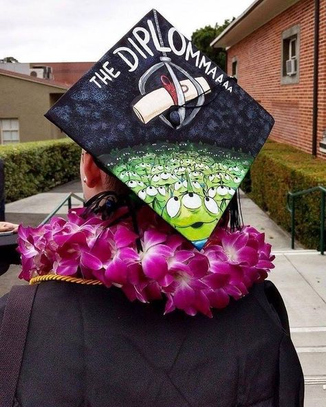 Disney Graduation Cap, Funny Graduation Caps, Creative Graduation Caps, Disney Graduation, College Grad Cap Ideas, Graduation Cap Decoration Diy, High School Graduation Cap, College Graduation Cap Decoration, Grad Hat