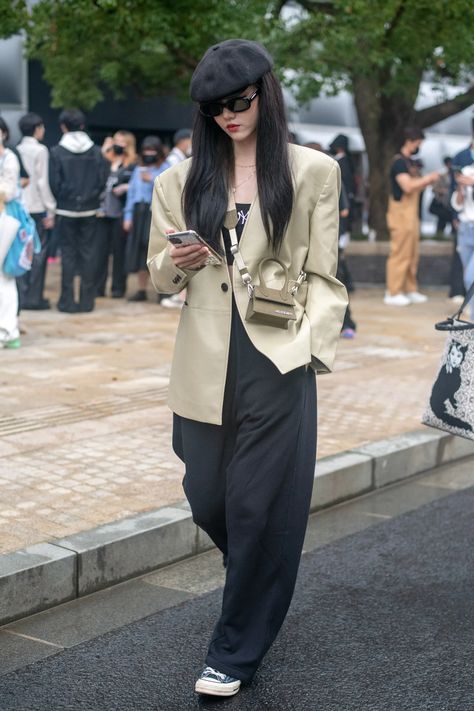 The Best Street Style at Shanghai Fashion Week Spring 2022 | Vogue Tokyo Fashion Week 2022, Shanghai Fashion Week Street Style, China Fashion Street Style, Chinese Fashion Casual, Street Style Japan, Asia Street Style, Tokyo Fits, Japan Style Fashion, Vogue Street Style