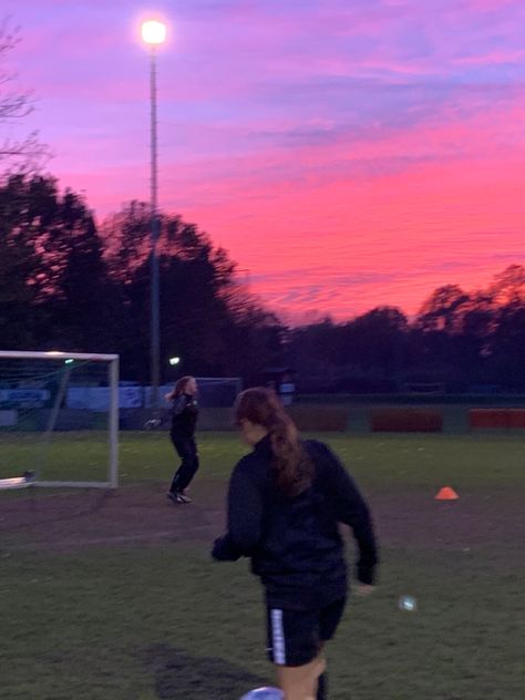 Soccer Life Aesthetic, Soccer Aesthetic Girl, Football Aesthetic Girl, Girls Football Aesthetic, Football Girls Aesthetic, Soccer Girl Aesthetic, Soccer Friends Aesthetic, Futbol Girl, Futbol Aesthetic Girl