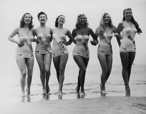 Women circa 1945: Swimsuit styles has come and go, but these women show looking hot in swimwear is totally timeless. Take in these 80 vintage babes in bathing suits to get in the summer mood. Summer Wind, 90's Fashion, 50s Style, Vintage Swimwear, Miss Universe, Miss World, Foto Art, Moda Vintage, Beauty Pageant