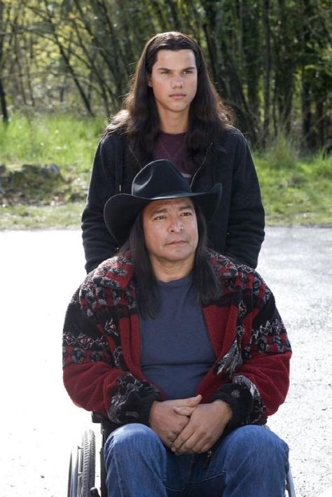 Jacob and his father, Billy Black, played by actor Gil Birmingham Billy Jacobs Art, Gil Birmingham, Billy Black, Twilight Jacob, Billy Jacobs, Twilight Wolf, Twilight 2008, Twilight Quotes, Twilight Saga Series