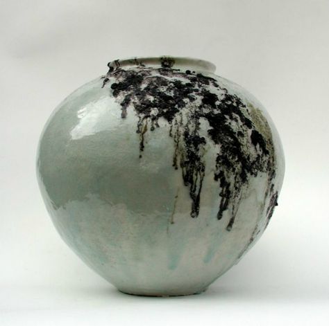 AKIKO HIRAI - moon with whisteria Akiko Hirai, Moon Jar, Ceramics Pottery Vase, Pottery Form, Ceramic Texture, Ceramic Artwork, Pottery Glazes, Thrown Pottery, Japanese Pottery