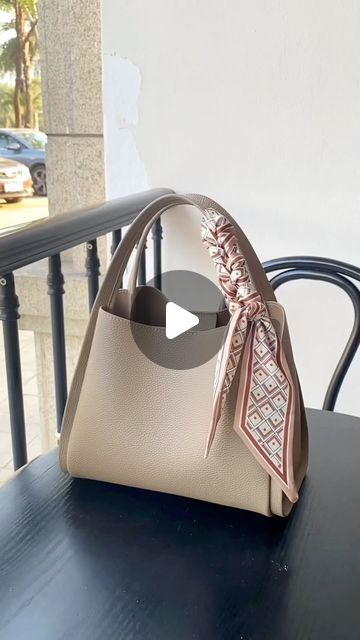 ilymix ❤ on Instagram: "How to tie silk scarf on handbags! #handbags #bags #baglover #bagaddict #fashionhacks" Tie Bag Scarf, How To Tie Scarf On Bag, Scarf On Purse, Tie Silk Scarf, Scarf On Bag, Shoulder Bag Outfit, Trendy Scarves, Accessories Outfit, Scarf Outfit