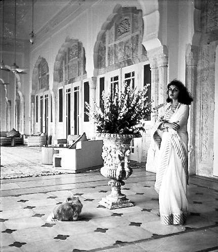 Maharani Gayatri Devi, 1940s Photos, Gayatri Devi, Fashion 1940s, Cecil Beaton, Vintage India, Jolie Photo, Jodhpur, Jaipur