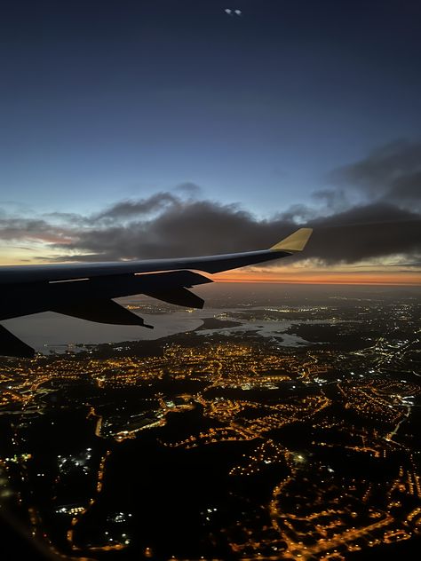 Air Plane Aesthetic, Aviation Aesthetic, Travelling Aesthetic, Airplane Window View, Airplane Wallpaper, Airport Aesthetic, Aviation World, Black And White Photo Wall, Flight Attendant Life