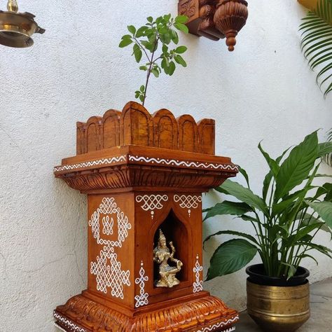 Tulsi Plant Decor, Tulsi Pot Design Traditional, Tulasi Pot Design, Thulasi Kota Designs, Tulsi Pot Painting Ideas, Tulasi Kota Designs, Tulsi Pot Design, Tulasi Decoration, Tulasi Pot Designs Painting