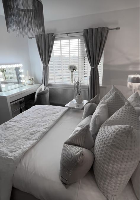 Grey White Room Ideas, Gray Room Inspo Aesthetic, Grey Furniture Bedroom Aesthetic, Room Ideas Light Grey Walls, Simple Grey Room Ideas, White Bed Grey Walls, Grey Room Inspiration, Modem Bedroom Ideas, Room Ideas Aesthetic White And Grey