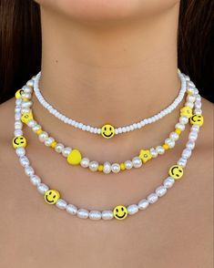 Popular Jewelry 2023, Necklaces Preppy, Ideas Para Pulseras, Preppy Necklaces, Ankle Bracelets Diy, Bead Charms Diy, Beaded Necklace Diy, Diy Bracelet Designs, Rainbow Jewelry