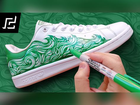 Diy Sneakers Designs, Drawing Sharpie, Sharpie Designs, Sharpie Shoes, Retro Technology, Canvas Bag Design, Painted Canvas Shoes, Diy Sneakers, Painted Sneakers