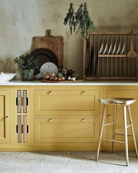 11 kitchen colour scheme ideas that look stunning with brass | Fifi McGee British Country Kitchen, French Country Kitchen Ideas, Country Kitchen Ideas, French Country Kitchens, Yellow Interior, Chic Spaces, French Country Kitchen, Yellow Kitchen, Unique Kitchen