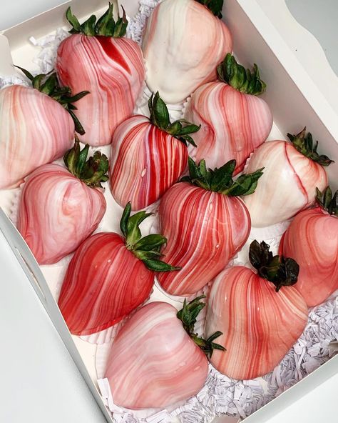 White And Red Chocolate Strawberries, Marbled Chocolate Covered Strawberries, Red And White Chocolate Strawberries, Red Chocolate Covered Strawberries, Marble Strawberries, Desserts Photos, Dipped Strawberries Recipe, Valentine Chocolate Covered Strawberries, Dipped Berries