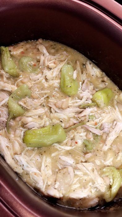 Easy White Bean Chili Chicken in a Slow Cooker White Bean Chili Chicken, Easy White Bean Chili, White Chili Chicken, Family Savvy, Best Chicken Dishes, White Bean Chicken Chili, White Bean Chili, White Chili, Chili Chicken