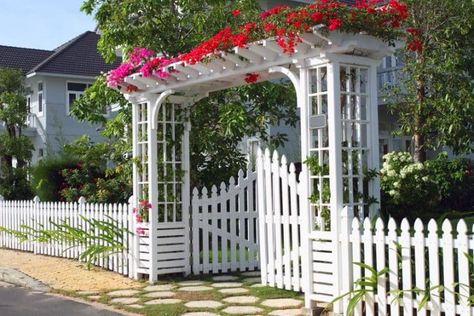 40 Best Garden Fence Ideas (Design Pictures) - Designing Idea White Garden Fence, Rose Garden Landscape, Garden Gate Design, Garden Fence Ideas, Garden Fence Panels, Landscape Products, Garden Arbor, The Residents, White Picket Fence