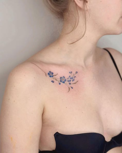 𝑬𝑽𝑨 𝑬𝑫𝑬𝑳𝑺𝑻𝑬𝑰𝑵 | 𝐓𝐚𝐭𝐭𝐨𝐨 𝐀𝐫𝐭𝐢𝐬𝐭 (@eva_tattooist) • Instagram photos and videos Floral Tattoo Design Collarbone, Blue Lily Of The Valley Tattoo, Periwinkle Flower Tattoo, Flower Tattoo Collar Bone, Collarbone Flower Tattoo, Periwinkle Tattoo, Blue Flowers Tattoo, Delphinium Flower Tattoo, Forget Me Nots Tattoo