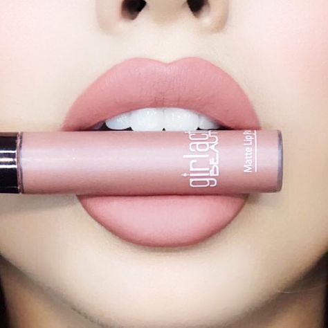 We all have noticed that finding the ideal shade of nude lipstick is pretty difficult. How many times did you come home after shopping and noticed that your new lipstick made you appear too pale, sick or even dead? Well, these failures and money wasting must stop today. See our post. #makeup #makeuplover #makeupjunkie #nudelipstick Lipstick Color Palette, Spring Lipstick Colors, Bold Lipstick Makeup, Sophisticated Makeup, Natural Lipstick Colors, Spring Lipstick, Light Pink Lipstick, Mac Lipstick Colors, Best Mac Lipstick