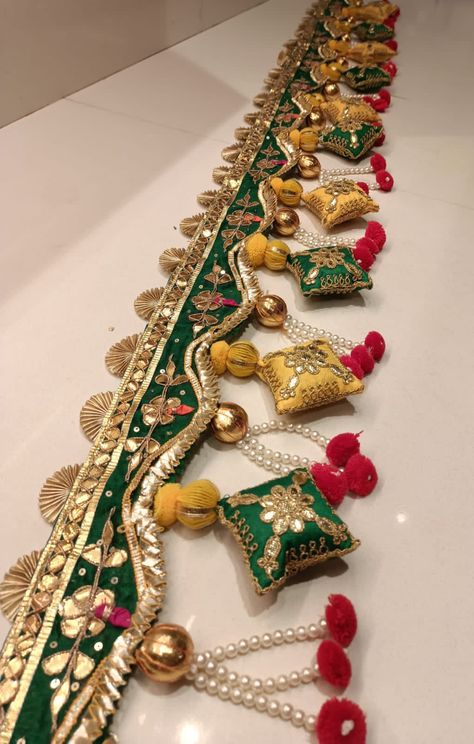 Latest Bandarwal Designs, Toran Ideas For Diwali, Wall Hanging For Diwali, Kalash Decoration, Hanging Decorations Diy, Handmade Pouches, Handmade Decorative Items, Thali Decoration Ideas, Diy Floral Decor