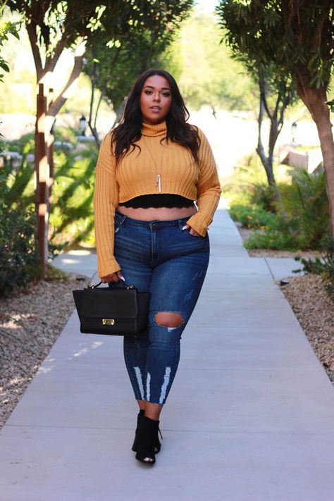 Blue Jeans With Brown Belly-Free Pullover | Plus Size Fashion Plus Size Clubbing Outfits, Fall Outfit Ideas For Women, Clubbing Outfit, Beige Crop Tops, Chubby Fashion, Look Plus Size, Outfit Ideas For Women, Stylish Summer Outfits, Fall Outfit Ideas