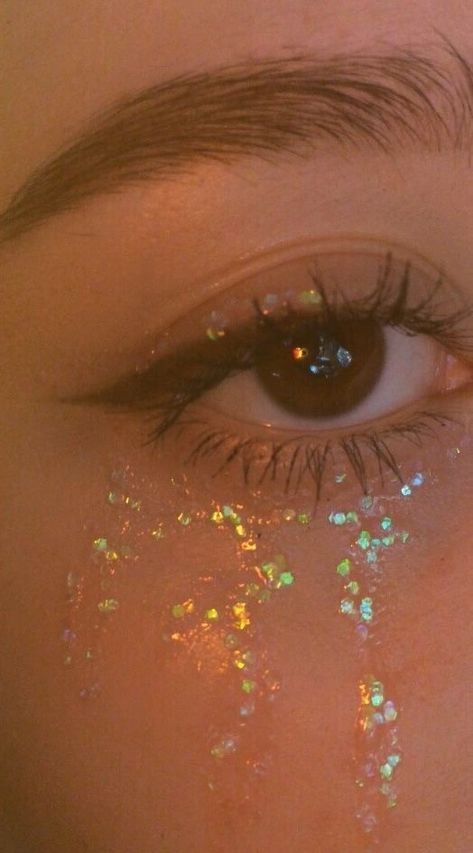 Cute Euphoria Makeup, Euphoric Eye Makeup, How To Do Euphoria Makeup, Euphoria Make Up Ideas, Rhinestone Makeup Euphoria, Make Up Inspo Euphoria, Face Art Makeup Aesthetic, Euphoria Makeup Easy, Euphoria Party Looks