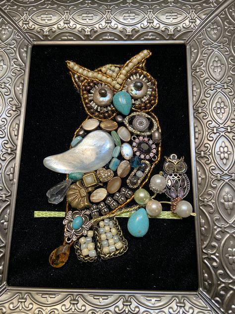 Pictures Made From Vintage Jewelry, How To Make Pictures From Old Jewelry, Repurposed Jewelry Art, Owl Jewelry Art, Jewelry Mosaic Art, Vintage Jewelry Crafts Ideas, Jewelry Wall Art, Jewelry Shadow Box Ideas, Jewelry Collage Art