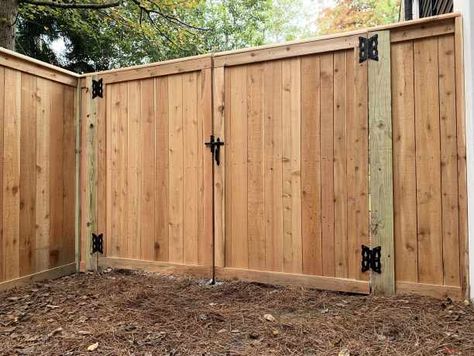 Fence Door Design, Wood Fence Door, Wood Fence Gate Designs, Side Yard Gate, Classic Fence, Cedar Gate, Wooden Fence Gate, Wood Fence Gates, Fence Door