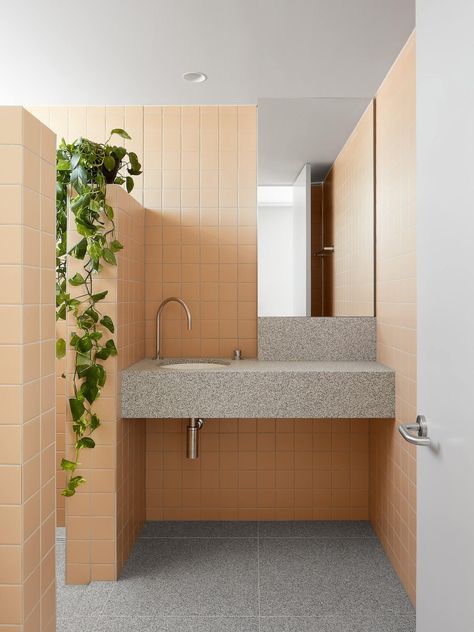 Home Tour | RSB Residence by Davidov Architects | est living Backsplash For Bathroom, Bathroom Backsplash Ideas, Future Home Aesthetic, Bathroom Granite, Bathroom Upstairs, Mid Century Bathroom, Mid Century Architecture, Melbourne House, Backsplash Designs